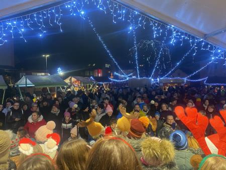 Praznični božično-novoletni bazar učencev OŠ Koroški jeklarji  (4)